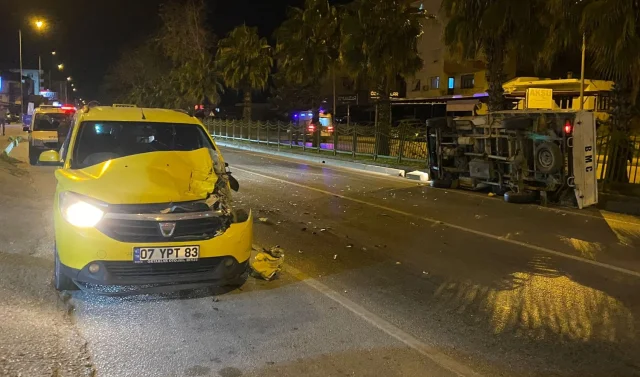 Antalya'da taksi ile kamyonet çarpıştı: 2 kişi yaralandı