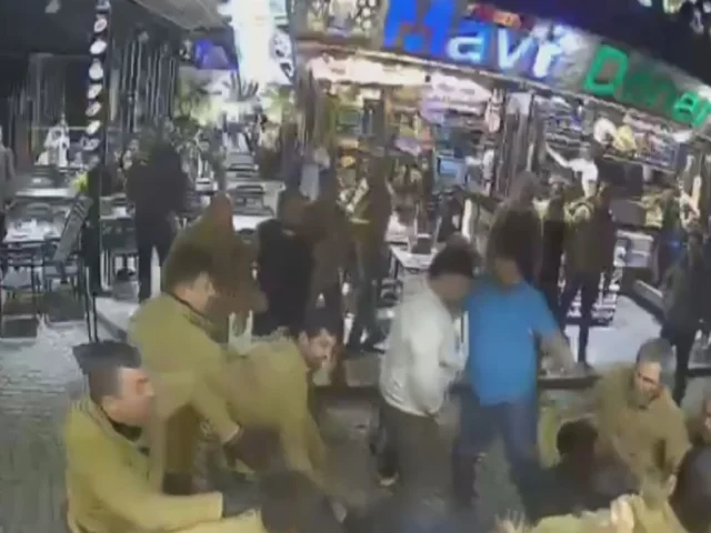 Fatih'de esnaf kavgası kamerada: 2 kişi gözaltında