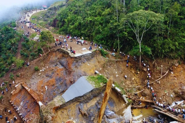 Endonezya'daki sel felaketinde bilanço ağır: Ölü sayısı 1000'i aştı