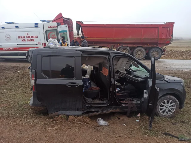 Çorum'da TIR kazası: Hafif ticari araç dorseye çarptı