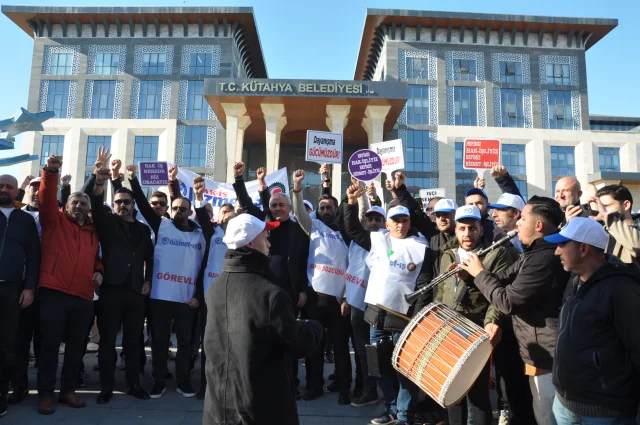 Kütahya'da mobbinge maruz kaldıkları iddia edilen belediye işçileri eylem yaptı