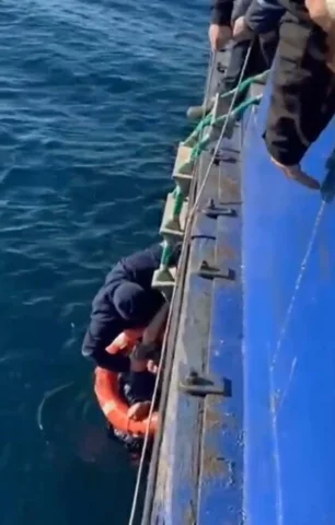 Bozcaada feribotunda denize atlayan yolcu kurtarıldı
