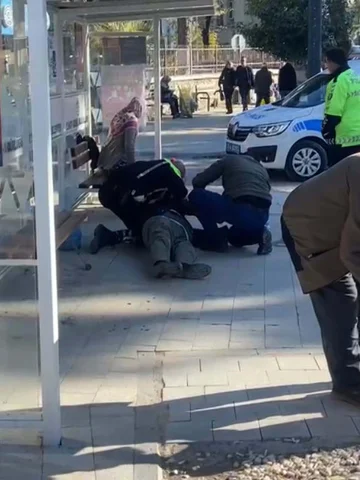 Otobüs durağında kalp krizi geçiren yaşlı adamı polis hayata döndürdü