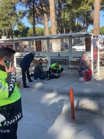 Otobüs durağında kalp krizi geçiren yaşlı adamı polis hayata döndürdü