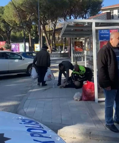 Otobüs durağında kalp krizi geçiren yaşlı adamı polis hayata döndürdü
