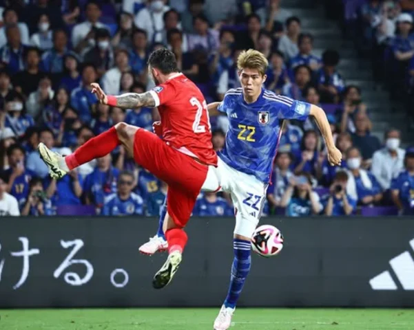 Ajax, Japon savunma oyuncusu Tomiyasu'yu transfer etti
