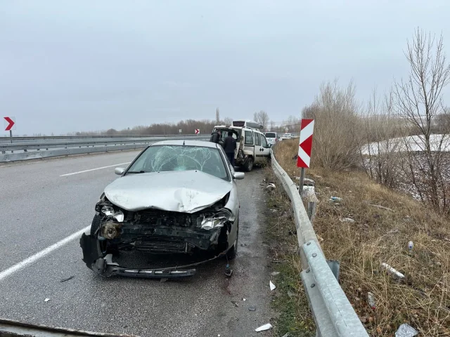  Araçtan inen kazazedelere otomobil çarptı