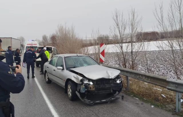  Araçtan inen kazazedelere otomobil çarptı