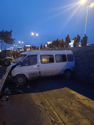 Sinop'ta servis minibüsü ile otomobil çarpıştı