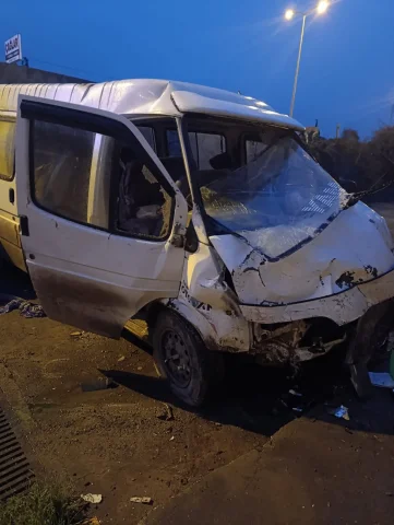 Sinop'ta servis minibüsü ile otomobil çarpıştı