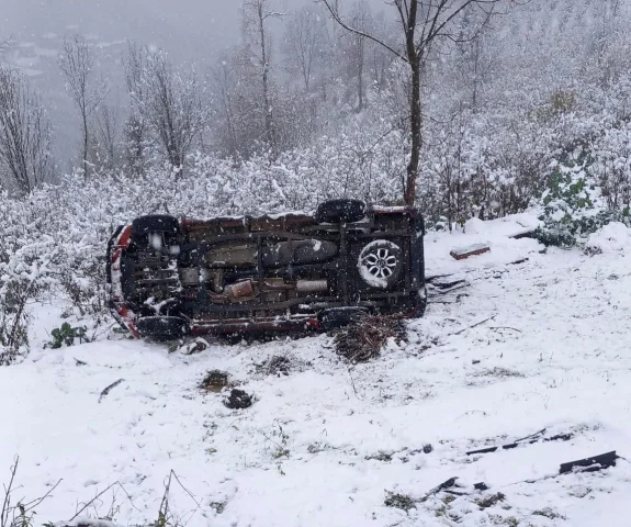 Ordu'da kamyonet karla kaplı yolda şarampole yuvarlandı