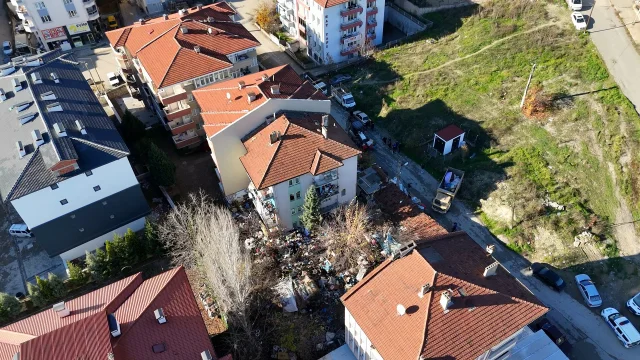 Karabük'te Bir Evden 10 Kamyon Dolusu Çöp Çıkarıldı