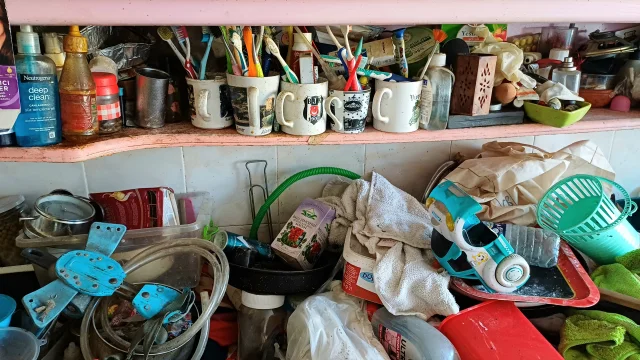 Karabük'te Bir Evden 10 Kamyon Dolusu Çöp Çıkarıldı