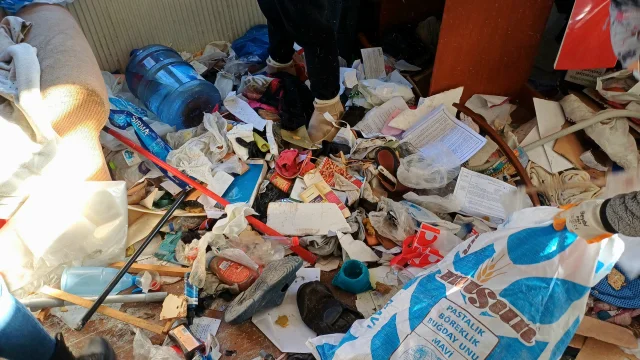 Karabük'te Bir Evden 10 Kamyon Dolusu Çöp Çıkarıldı