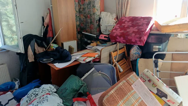 Karabük'te Bir Evden 10 Kamyon Dolusu Çöp Çıkarıldı