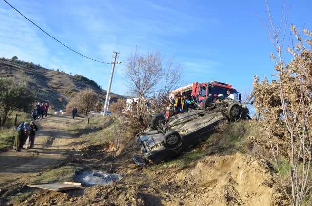 Manisa Demirci'de Otomobil Şarampole Devrildi