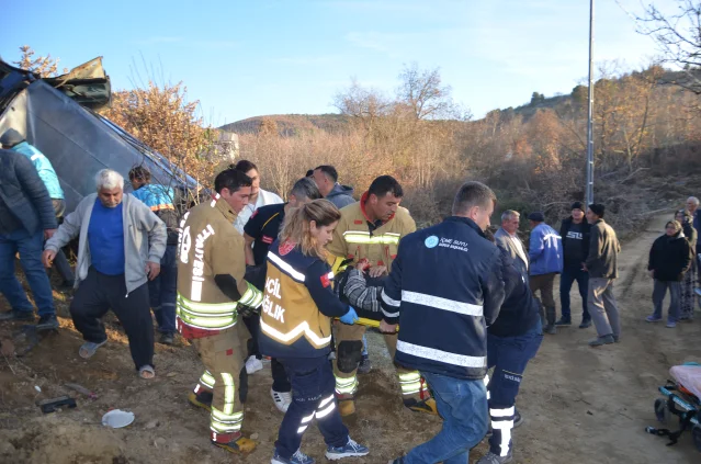 Manisa Demirci'de Otomobil Şarampole Devrildi