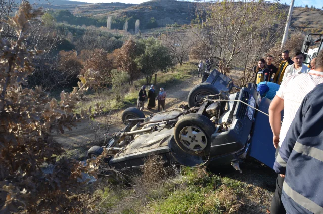 Manisa Demirci'de Otomobil Şarampole Devrildi
