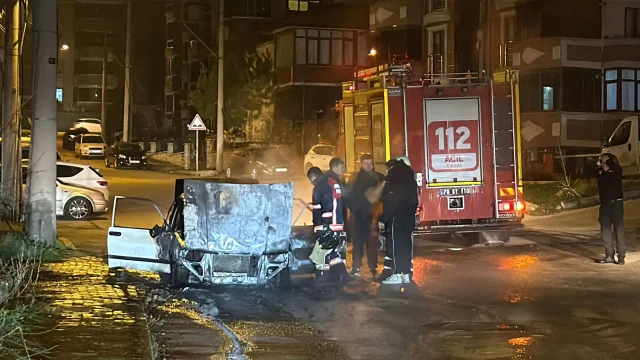 Karabük'te park halindeki otomobil yandı
