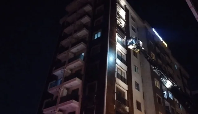 Pendik'te 10 katlı binada çıkan yangın korku dolu anlara neden oldu