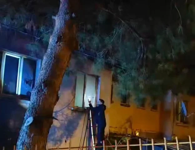 Bursa'da Apartmanda Yangın: İtfaiye Camı Kırarak Kurtardı