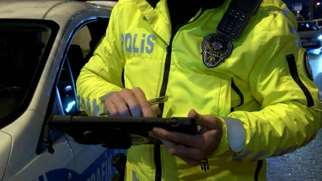 İzmir'de trafiği tehlikeye atan sürücüye 8 bin 306 lira ceza
