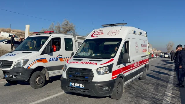 Nevşehir'de Yolcu Minibüs ile Otomobil Çarpıştı