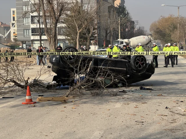 Konya'da feci kaza: Refüje çarpan otomobil devrildi