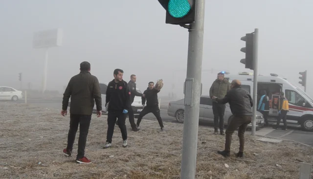Kırmızı ışıkta bekleyen araçlara TIR çarptı