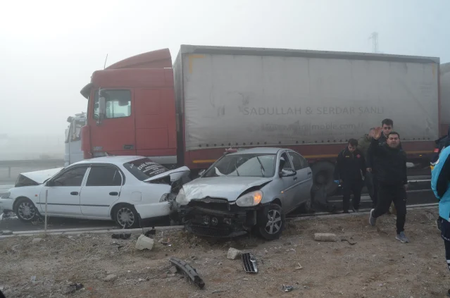 Kırmızı ışıkta bekleyen araçlara TIR çarptı