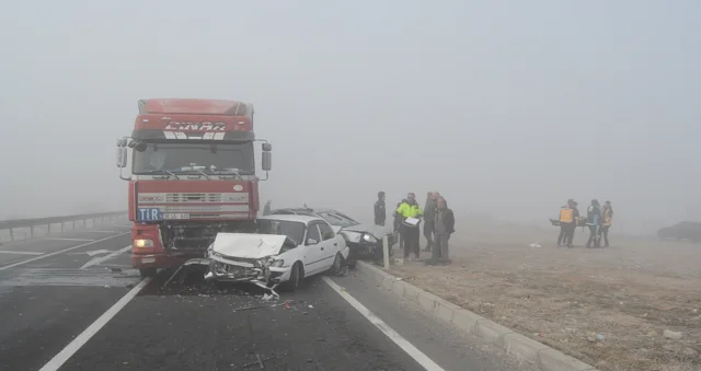 Kırmızı ışıkta bekleyen araçlara TIR çarptı