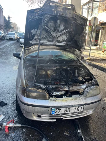 Kars'ta Seyir Halindeki Otomobil Alev Aldı
