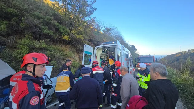 Trabzon'da Seyir Halindeki Otomobilin Üzerine Kaya Düştü