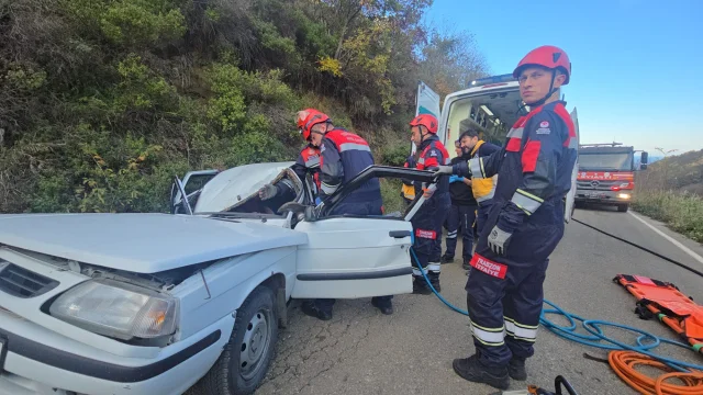 Trabzon'da Seyir Halindeki Otomobilin Üzerine Kaya Düştü