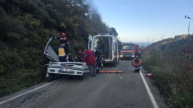 Trabzon'da Seyir Halindeki Otomobilin Üzerine Kaya Düştü