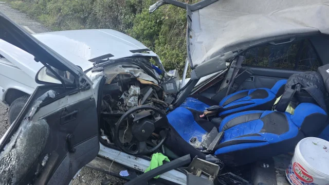 Trabzon'da Seyir Halindeki Otomobilin Üzerine Kaya Düştü