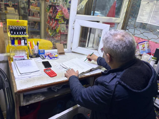 Çorum'da Bir Çift Bakkaldaki 250 Bin Liralık Mahalle Borcunu Kapattı