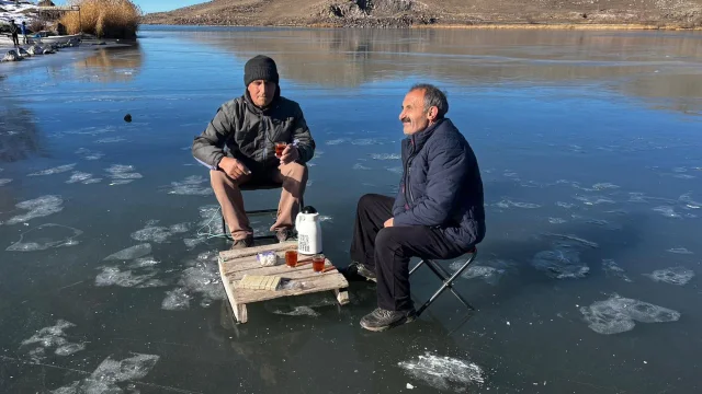Çıldır Gölü'nde Buz Tuttu, Balıkçılar Av İçin Gün Sayıyor