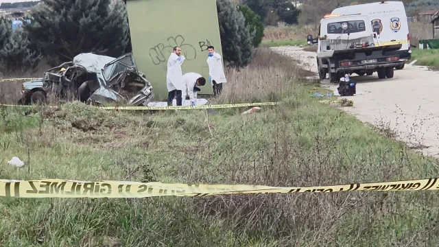 Büyükçekmece'de feci trafik kazası: Otomobil bariyerlere çarptı