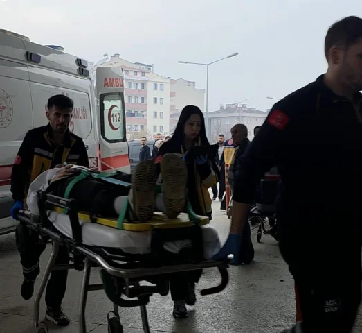 Kaygan yolda kontrolden çıkan otomobil tarlaya devrildi