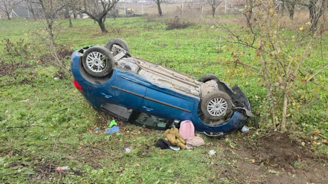 Kaygan yolda kontrolden çıkan otomobil tarlaya devrildi