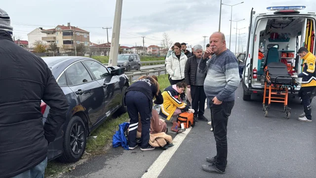Tekirdağ'da otomobil aydınlatma direğine çarptı
