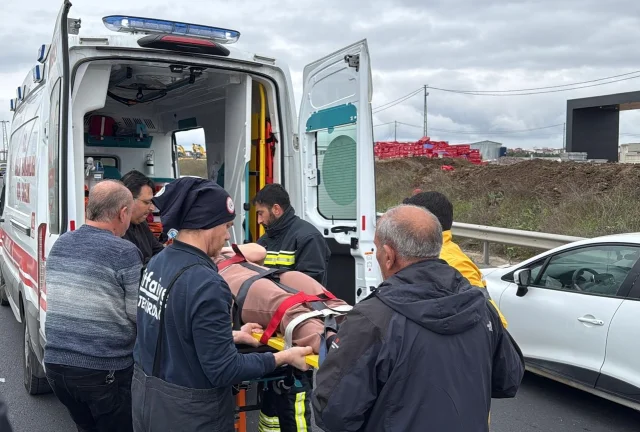 Tekirdağ'da otomobil aydınlatma direğine çarptı