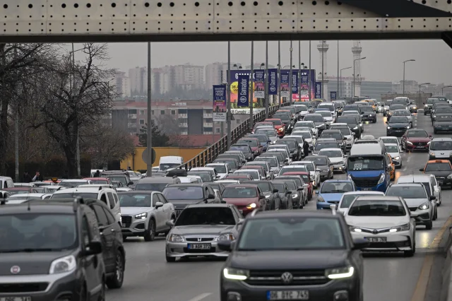 Ankara'da Hafta Sonu: Ulaşım Kilitlendi Araçlar Santim Santim İlerledi