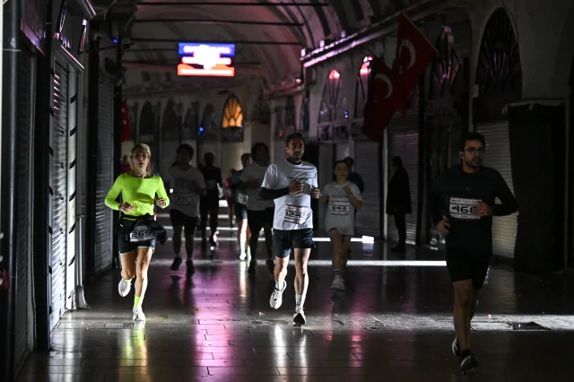 Kapalı Çarşı Gece Koşusu: 1500 Sporcu Tarihi Sokaklarda Yarı...