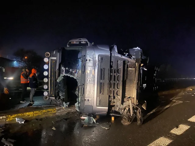Konya'da otomobille tır çarpıştı: 2 kişi yaralandı