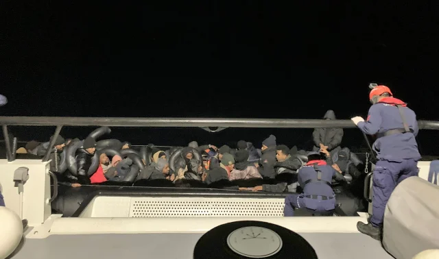 İzmir açıklarında 44 düzensiz göçmen yakalandı, 18 düzensiz göçmen kurtarıldı