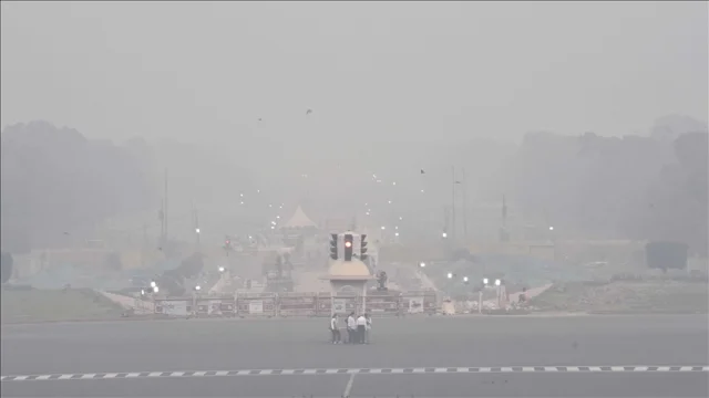Yeni Delhi'de hava kirliliği alarm veriyor: Sis nedeniyle uçuşlar iptal edildi