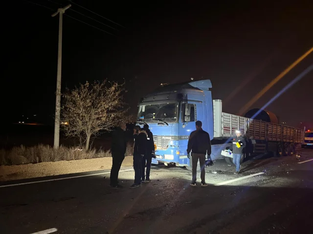 Kilis'te Korkutan Çarpışma: Otomobil Park Halindeki TIR'a Çarptı