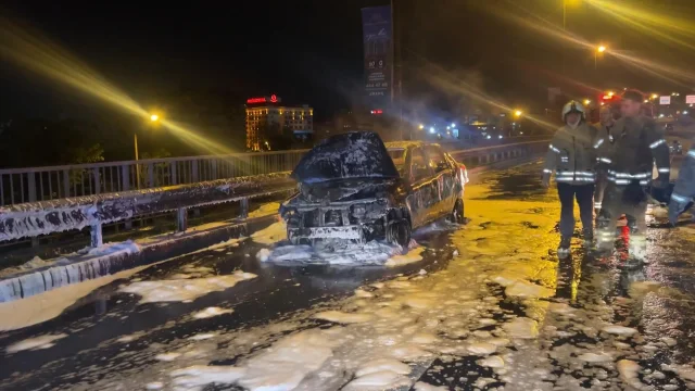 İstanbul - Eyüpsultan'da otomobil alev alev yandı